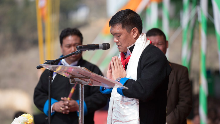 Arunachal Chief Minister Pema Khandu thanking His Holiness the Dalai Lama  at the start of teachings at the Yiga Choezin teaching ground in Tawang, Arunachal Pradesh, India on April 8, 2017. Photo by Tenzin Choejor/OHHDL