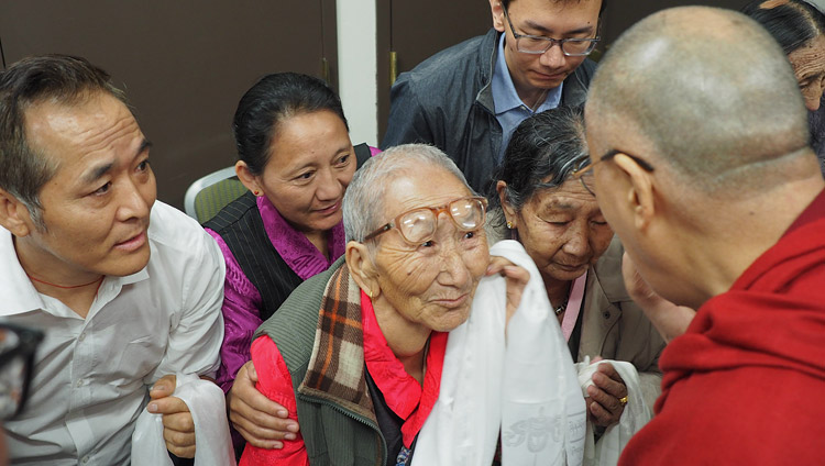 परम पावन दलाई लामा तिब्बती समुदाय के साथ मिलने से पहले एक वयोवृद्ध को आश्वस्त करते हुए, बोस्टन, एमए, संयुक्त राज्य अमेरिका, जून २५, २०१७   चित्र/जेरमी रसेल/ओएचएचडीएल