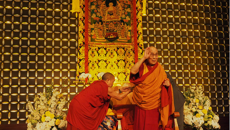 परम पावन दलाई लामा, उन्हें सुनने के लिए एकत्रित २००० से अधिक तिब्बतियों की ओर देख अभिनन्दन में हाथ हिलाते हुए, बोस्टन, एमए, संयुक्त राज्य अमेरिका, जून २५, २०१७   चित्र/जेरमी रसेल/ओएचएचडीएल