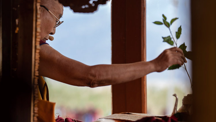 परम पावन दलाई लामा अवलोकितेश्वर अभिषेक का प्रारंभिक अनुष्ठान करते हुए, पदुम, ज़ंस्कार, जम्मू-कश्मीर, भारत, जुलाई २३, २०१८   चित्र/तेनज़िन छोजोर