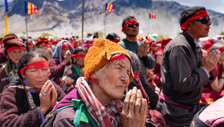 परम पावन दलाई लामा के अवलोकितेश्वर अभिषेक के दौरान श्रोतागण आनुष्ठानिक आंखों की पट्टी बांधे उन्हें सुनते हुए, पदुम, ज़ंस्कार, जम्मू-कश्मीर, भारत, जुलाई २३, २०१८   चित्र/तेनज़िन छोजोर