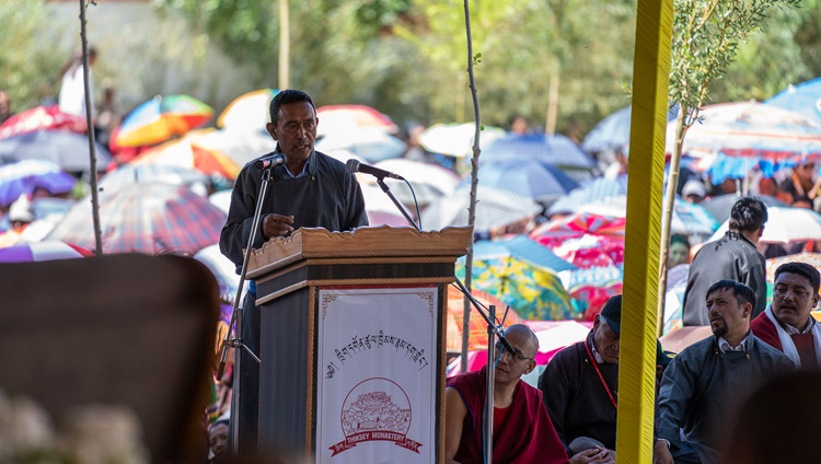 ठिकसे विहार पुस्तकालय तथा शिक्षण केन्द्र के भूमि पूजन समारोह के दौरान विधायक रिगज़िन जोरा बोलते हुए, लेह, लद्दाख, जम्मू-कश्मीर, भारत, जुलाई २९, २०१८   चित्र/तेनज़िन छोजोर
