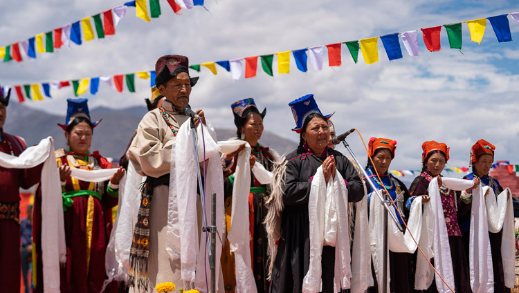 सिंधु घाट पर लद्दाख स्वायत्त पर्वतीय विकास परिषद द्वारा आयोजित मध्याह्न भोजन के पूर्व लद्दाखी कलाकार गीत प्रस्तुत करते हुए, लेह, लद्दाख, जम्मू-कश्मीर, भारत, जुलाई २९, २०१८   चित्र/तेनज़िन छोजोर