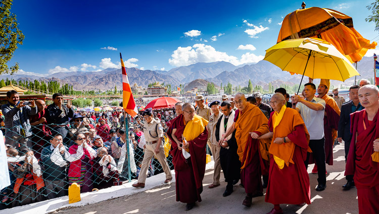 परम पावन दलाई लामा लेह में अपने दो दिवसीय प्रवचन के प्रथम दिन अपने निवास से शिवाछेल प्रवचन स्थल की ओर पैदल जाते हुए, लेह, लद्दाख, जम्मू-कश्मीर, भारत, जुलाई ३०, २०१८  चित्र/तेनज़िन छोजोर