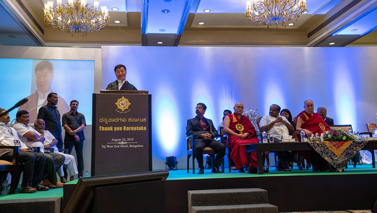 केंद्रीय तिब्बती प्रशासन के अध्यक्ष डॉ. लोबसंग सांगे धन्यवाद कर्नाटक कार्यक्रम में श्रोताओँ को संबोधित करते हुए, बेंगलुरु, कर्नाटक, भारत, अगस्त १०, २०१८  चित्र/तेनज़िन छोजोर