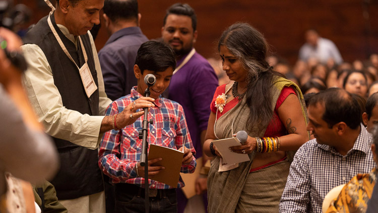 परम पावन दलाई लामा के व्याख्यान के दौरान एक बालक उनसे प्रश्न पूछते हुए, बेंगलुरु, कर्नाटक, भारत, अगस्त ११, २०१८  चित्र/तेनज़िन छोजोर