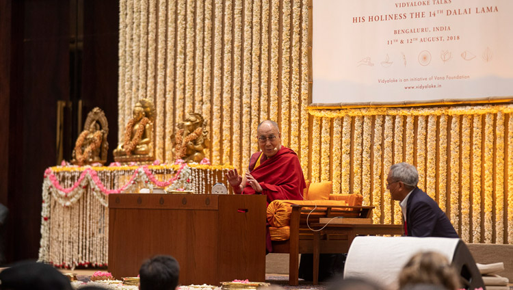 परम पावन दलाई लामा अपने व्याख्यान के दौरान श्रोताओं के प्रश्नों के उत्तर देते हुए, बेंगलुरु, कर्नाटक, भारत, अगस्त ११, २०१८  चित्र/तेनज़िन छोजोर