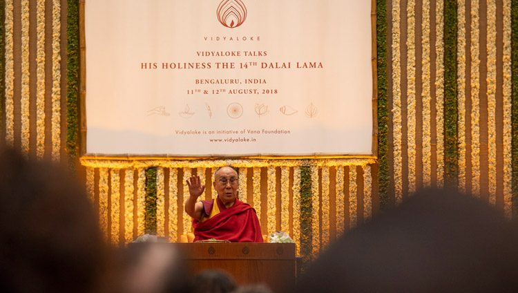 परम पावन दलाई लामा अपने व्याख्यान के दौरान श्रोताओं को संबोधित करते हुए, बेंगलुरु, कर्नाटक, भारत, अगस्त १२, २०१८ चित्र/तेनज़िन छोजोर