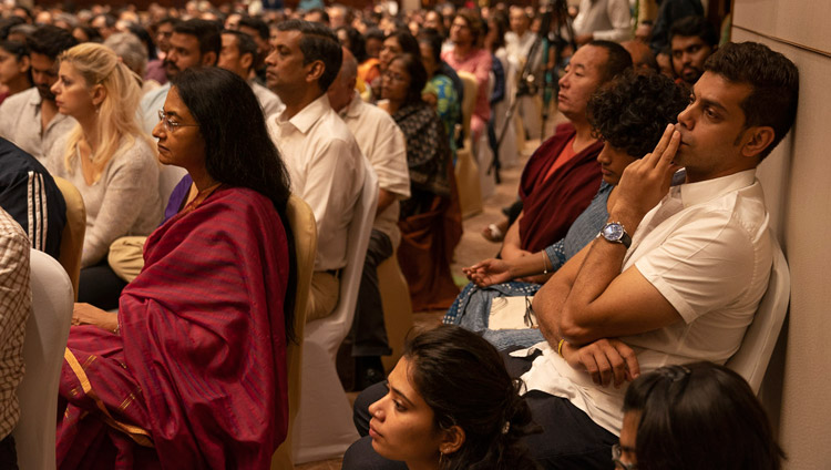 परम पावन दलाई लामा के व्याख्यान में सम्मिलित १००० से अधिक लोगों में से कई, बेंगलुरु, कर्नाटक, भारत, अगस्त १२, २०१८ चित्र/तेनज़िन छोजोर