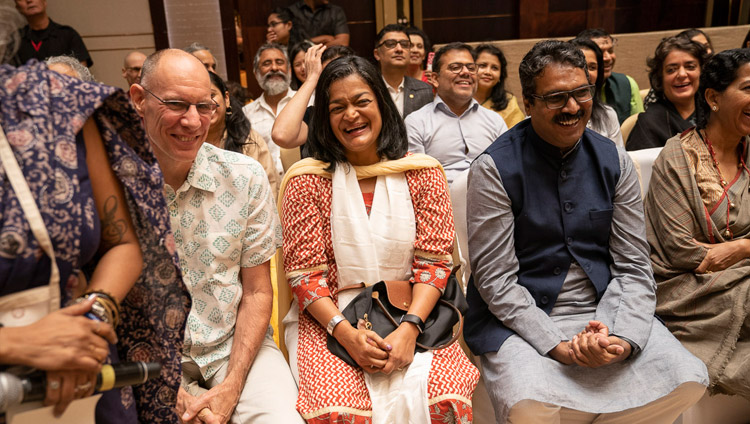 परम पावन दलाई लामा के व्याख्यान के दौरान उनकी एक टिप्पणी पर श्रोतागण प्रतिक्रिया में हँसते हुए, बेंगलुरु, कर्नाटक, भारत, अगस्त १२, २०१८ चित्र/तेनज़िन छोजोर