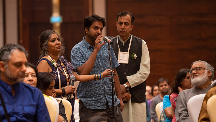 परम पावन दलाई लामा के "आधुनिक विश्व और भारतीय प्रज्ञा" पर उनके व्याख्यान के दौरान श्रोताओं में से एक उनसे प्रश्न पूछते हुए, बेंगलुरु, कर्नाटक, भारत, अगस्त १२, २०१८ चित्र/तेनज़िन छोजोर