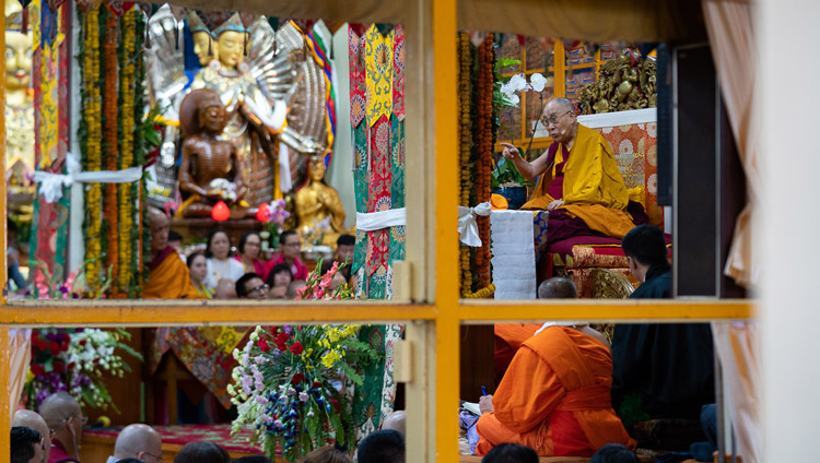 परम पावन दलाई लामा के प्रवचन के दौरान मुख्य तिब्बती मंदिर के बाहर का एक दृश्य, धर्मशाला, हि. प्र., भारत, सितंबर ४, २०१८   चित्र/तेनज़िन छोजोर 