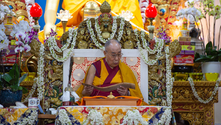 परम पावन दलाई लामा मुख्य तिब्बती मंदिर में अवलोकितेश्वर सर्वदुर्गति मुक्ति, अवलोकितेश्वर जो सत्वों को सभी दुर्गति से मुक्ति दिलाते हैं, की अनुज्ञा प्रदान करते हुए, धर्मशाला, हि.प्र., भारत, सितंबर ६, २०१८ चित्र/लोबसंग छेरिंग