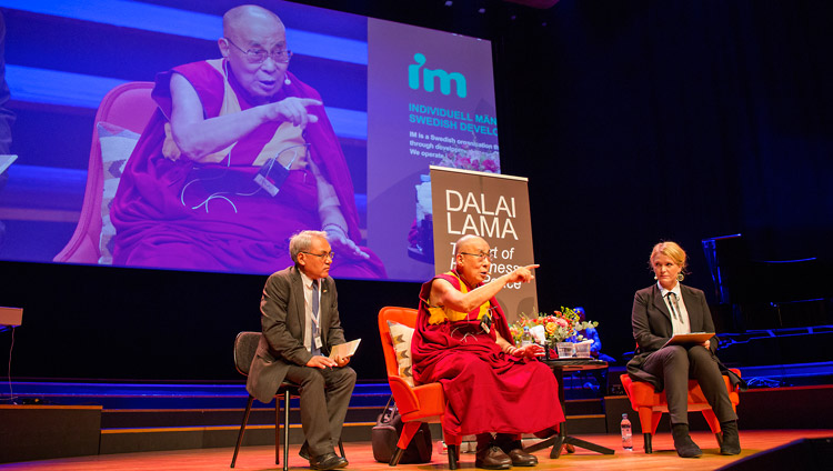 परम पावन दलाई लामा अपने व्याख्यान के समापन पर श्रोताओं के प्रश्नों के उत्तर देते हुए, माल्मो, स्वीडन, सितंबर १२, २०१८   चित्र/मालिं किहिस्ट्रॉम/आईएम 