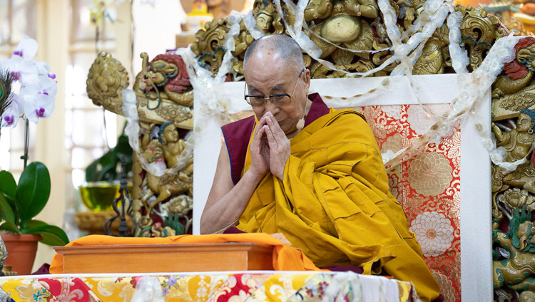 परम पावन दलाई लामा मुख्य तिब्बती मंदिर में अपने प्रवचनों के अंतिम दिन दुर्गति विमुक्ति अवलोकितेश्वर की अनुज्ञा प्रदान करने के लिए प्रारंभिक अनुष्ठान करते हुए, धर्मशाला, हि. प्र., भारत, अक्टूबर ६, २०१८  चित्र/श्रद्धेय तेनज़िन जमपेल