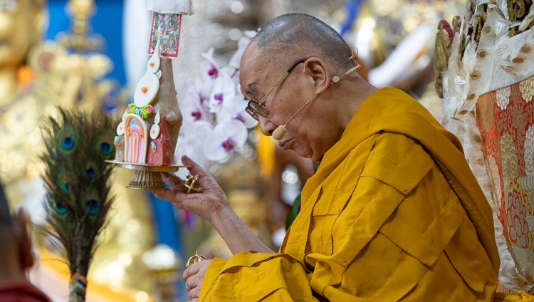 परम पावन दलाई लामा मुख्य तिब्बती मंदिर में अपने प्रवचनों के अंतिम दिन अवलोकितेश्वर, जो दुर्गति से मुक्ति दिलाते हैं, की अनुज्ञा प्रदान करते हुए, धर्मशाला, हि. प्र., भारत, अक्टूबर ६, २०१८ चित्र/श्रद्धेय तेनज़िन जमपेल