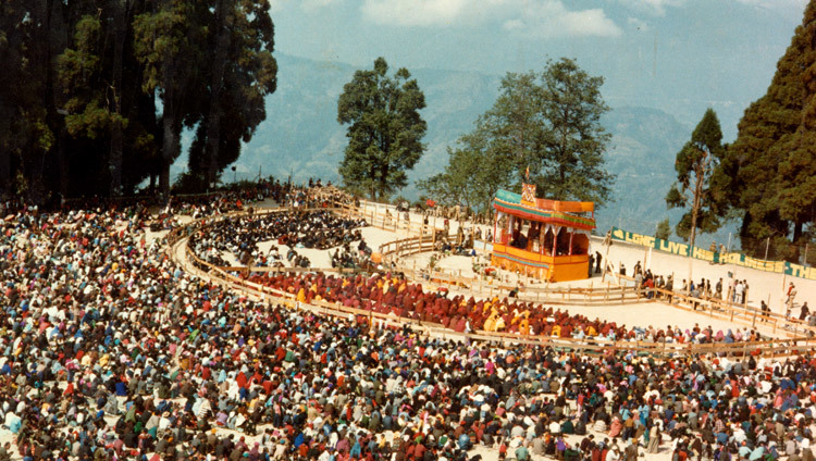१७वें कालचक्र दीक्षा का प्रवचन स्थल, गंगटोक, सिक्किम, भारत, अप्रैल १९९३   (चित्र/ओएचएचडीएल)