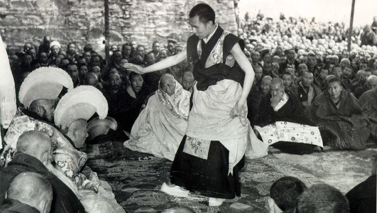 परम पावन ल्हासा, तिब्बत में अपने अंतिम गेशे ल्हारम्पा परीक्षाओं के दौरान, जो १९५८ के ग्रीष्म महीने से फरवरी १९५९ तक हुईं (चित्र/ओएचएचडीएल)