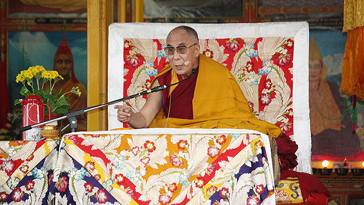 परम पावन दलाई लामा मुख्य तिब्बती मंदिर में सार्वजनिक प्रवचन के दौरान राजनैतिक उत्तरदायित्व से अपने अवकाश ग्रहण करने पर टिप्पणी करते हुए, धर्मशाला, हि. प्र., भारत, मार्च १९, २०११ (चित्र/तेनजिन छोजोर/ओएचएचडीएल)
