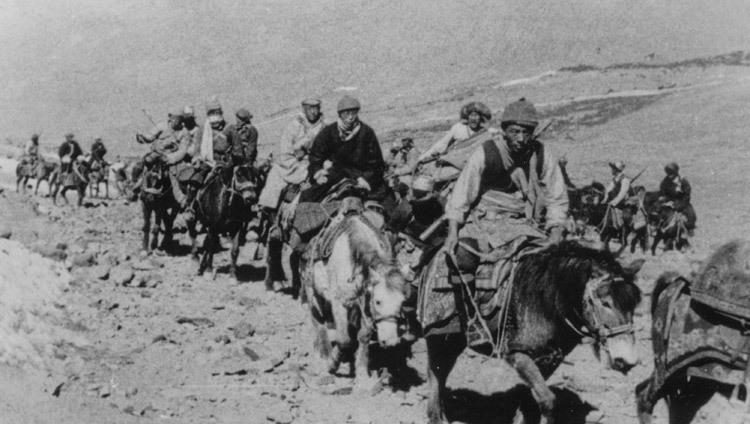 १४वें दलाई लामा निर्वासन में तिब्बत से खमपा (पूर्वी प्रांत के खम) के अंगरक्षकों के साथ पलायन करते हुए, मार्च १९५९ (चित्र/ओएचएचडीएल)