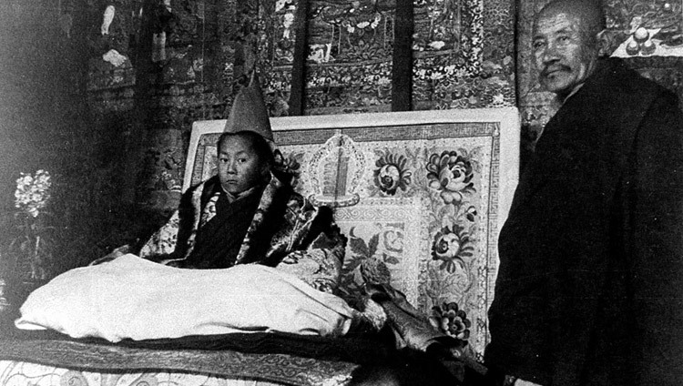परम पावन दलाई लामा अपने आधिकारिक सिंहासन समारोह के दौरान सिंहासन पर विराजमान, ल्हासा, तिब्बत, फरवरी २२, १९४० (चित्र/ओएचएचडीएल)