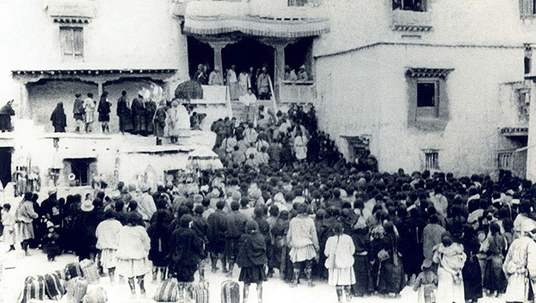 मार्च १९५९ में परमपावन दलाई लामा ल्हुन्च़े ज़ोंग तिब्बत में, तिब्बत की अंतरिम सरकार की घोषणा करते हुये। 