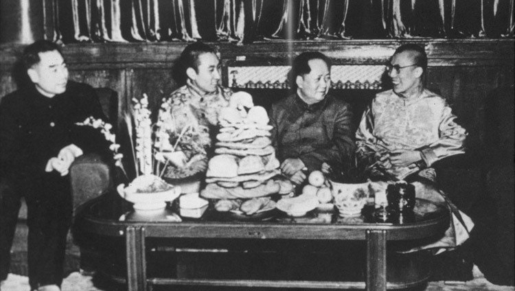 चाउ एन-लाइ, पंचेन लामा, माओ त्से-तुंग और परम पावन दलाई लामा १९५६ में बीजिंग, चीन में (चित्र तिब्बत इमेज के सौजन्य से)