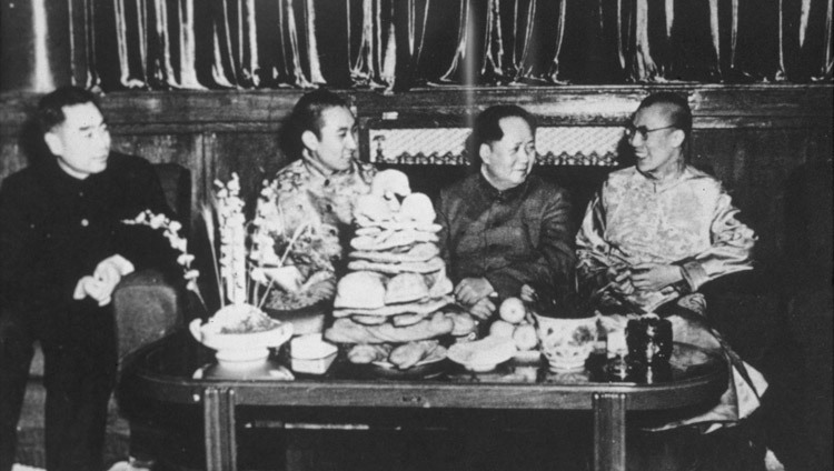 सन् १९५५ बीजिंग, चीन में झोउ एन-लाई, पंछेन लामा, माओ च़े-तुंग और परमपावन दलाई लामा। (छायाचित्र साभार तिब्बत छवियाँ)
