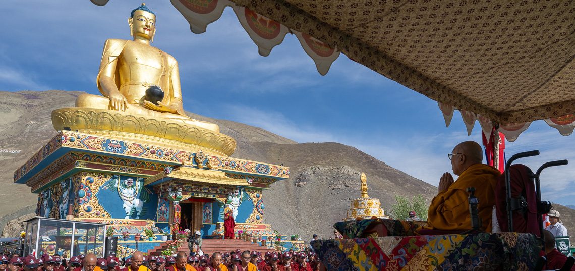 परम पावन ने स्तोक में बुद्ध प्रतिमा समक्ष प्रार्थना में भाग लिया