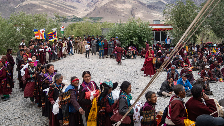 परम पावन दलाई लामा के दीर्घायु समर्पण समारोह के दौरान ज़ंस्कार के निवासी समर्पण लिए पंक्तिबद्ध होकर खड़े हुए, पदुम, ज़ंस्कार, जम्मू-कश्मीर, भारत, जुलाई २३, २०१८   चित्र/तेनज़िन छोजोर