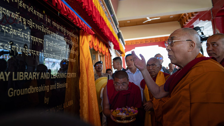 परम पावन दलाई लामा ठिकसे विहार में पुस्तकालय तथा शिक्षणकेन्द्र के नींव के पत्थर का अनावरण करते हुए, लेह, लद्दाख, जम्मू-कश्मीर, भारत, जुलाई २९, २०१८   चित्र/तेनज़िन छोजोर