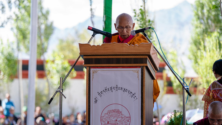 ठिकसे रिनपोछे, ठिकसे विहार पुस्तकालय तथा शिक्षण केन्द्र के भूमि पूजन समारोह के दौरान संबोधन करते हुए, लेह, लद्दाख, जम्मू-कश्मीर, भारत, जुलाई २९, २०१८   चित्र/तेनज़िन छोजोर