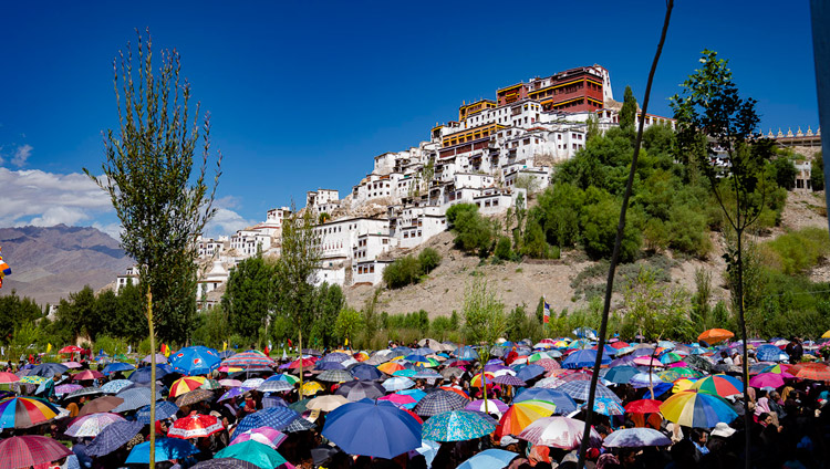 पर्वत पर ठिकसे विहार का एक दृश्य, जहां पुस्तकालय तथा शिक्षण केन्द्र के भूमि पूजन समारोह में भाग ले रहे २५०० में से कई सूरज से बचने के लिए छातों का प्रयोग करते हुए, लेह, लद्दाख, जम्मू-कश्मीर, भारत, जुलाई २९, २०१८   चित्र/तेनज़िन छोजोर