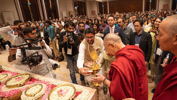 परम पावन दलाई लामा अपने व्याख्यान के उद्घाटन हेतु दीप प्रज्ज्वलित करते हुए, बेंगलुरु, कर्नाटक, भारत, अगस्त ११, २०१८  चित्र/तेनज़िन छोजोर