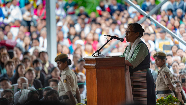 प्राचार्या डॉ. बी. छेरिंग, दलाई लामा इंस्टीट्यूट ऑफ हायर एजुकेशन में परम पावन दलाई लामा के व्याख्यान से पूर्व उनका स्वागत करतीं हुईं, बेंगलुरु, कर्नाटक, भारत, अगस्त १३, २०१८ चित्र/तेनज़िन छोजोर