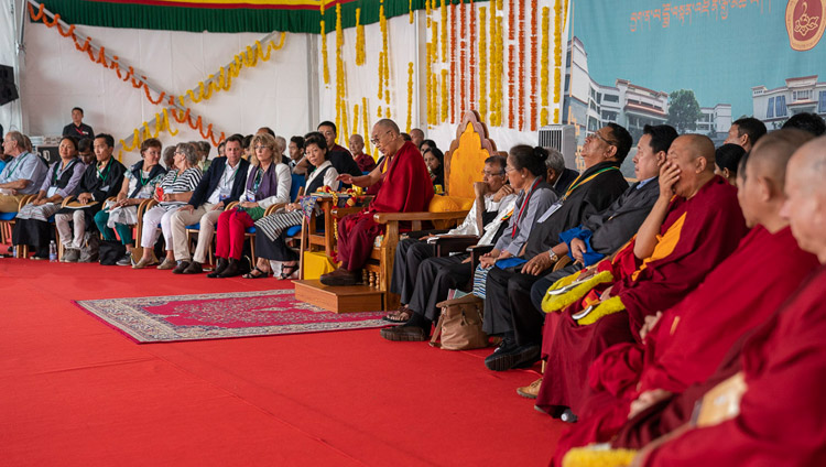 परम पावन दलाई लामा, शेषगृहल्ली के दलाई लामा इंस्टीट्यूट ऑफ हायर एजुकेशन में बोलते हुए, बेंगलुरु, कर्नाटक, भारत, अगस्त १३, २०१८ चित्र/तेनज़िन छोजोर