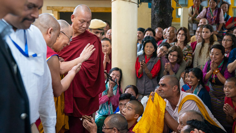 परम पावन दलाई लामा अपने प्रथम दिन के प्रवचन के समापन पर अपने निवास की ओर प्रस्थान करते समय मुख्य तिब्बती मंदिर के बाहर बैठे श्रोताओं का अभिनन्दन करते हुए, धर्मशाला, हि. प्र., भारत, सितंबर ४, २०१८   चित्र/तेनज़िन छोजोर  