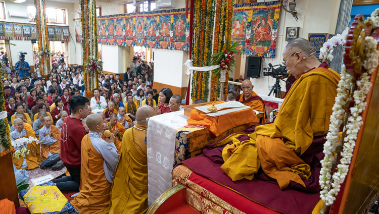 प्रवचनों के तीसरे दिन एक समूह द्वारा हृदय सूत्र के सस्वर पाठ करते समय परम पावन दलाई लामा अवलोकितेश्वर अनुज्ञा हेतु प्रारंभिक अनुष्ठान करते हुए, धर्मशाला, हि.प्र., भारत, सितंबर ६, २०१८ चित्र/तेनज़िन छोजोर 