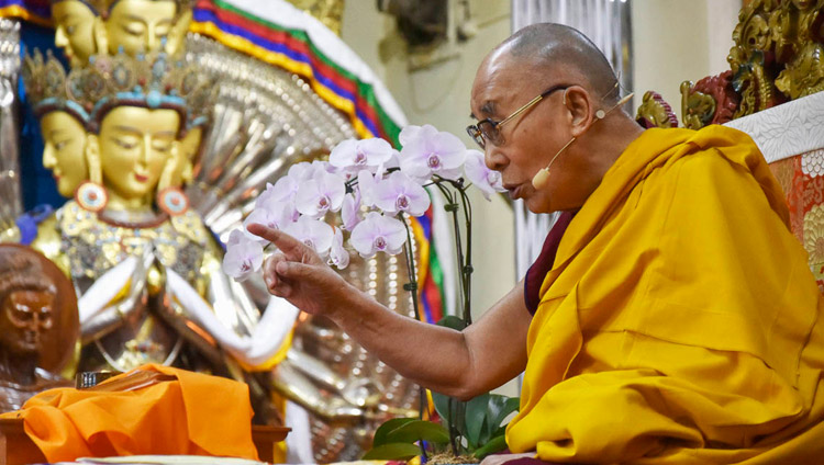 परम पावन दलाई लामा मुख्य तिब्बती मंदिर में अपने चार दिवसीय प्रवचनों के पहले दिन बोलते हुए, धर्मशाला, हि. प्र., भारत, अक्टूबर ३, २०१८  चित्र/तेनज़िन फेन्दे/डीआईआईआर 