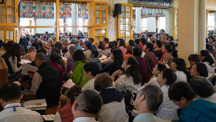 मुख्य तिब्बती मंदिर में परम पावन दलाई लामा के प्रवचनों के अंतिम दिन श्रोतागण पाठ का अनुपालन करते हुए, धर्मशाला, हि. प्र., भारत, अक्टूबर ६, २०१८  चित्र/श्रद्धेय तेनज़िन जमपेल