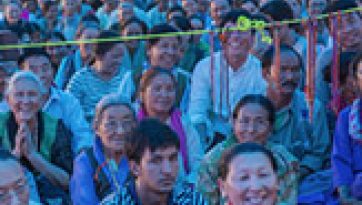 परम पावन दलाई लामा द्वारा छो पेमा में 'संतों के अनुष्ठान हृदय मणि' पर प्रवचन