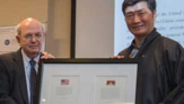 परम पावन दलाई लामा की राष्ट्रपति ओबामा से भेंट और उनका नेशनल एंडाउमेंट डेमोक्रेसी कार्यक्रमों में सम्मिलित होना