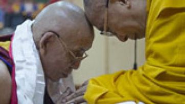 परम पावन दलाई लामा को  एक दीर्घायु   प्रार्थना अर्पित की गई