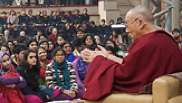 स्टेप बाय स्टेप स्कूल में युवा कार्यकर्ताओं को सम्बोधित करते हुए