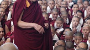 परम पावन दलाई लामा शीतकाल के महाशास्त्रार्थ सत्र के पश्चात् श्रामनेरियों को संबोधित करते हुए