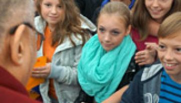 युवा पीढ़ी के लिए नैतिकता तथा करुणा और एकजुटता के माध्यम से शक्ति