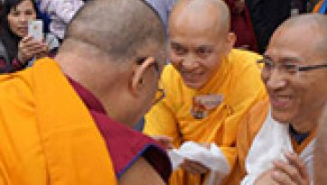 परम पावन दलाई लामा के वियेन गिआक वियतनामी मंदिर की यात्रा के साथ यूरोपीय दौरे का समापन