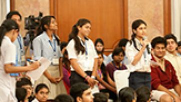 नई दिल्ली में परम पावन दलाई लामा की बच्चों और बड़ों से भेंट