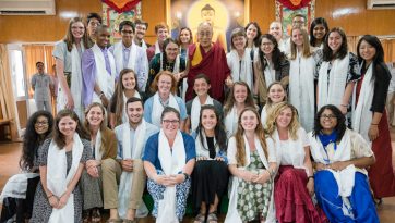 एमरी विश्वविद्यालय ग्रीष्मकालीन विदेश कार्यक्रम से छात्रों के साथ बैठक