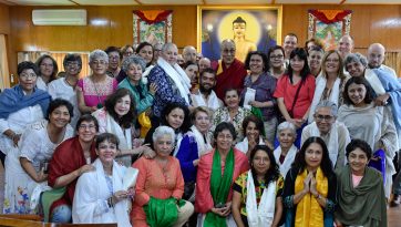 विश्व के कई हिस्सों के लोगों को संबोधित करते हुए